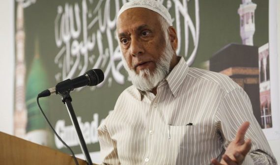 Imam Syed Soharwardy speaks during a memorial service for boxing legend and Muslim, Muhammad Ali, at a mosque in Calgary, Alta., Sunday, June 5, 2016. Calgary's Muslim community remembered Ali as a great champion of their religion, human rights, and social justice.THE CANADIAN PRESS/Jeff McIntosh